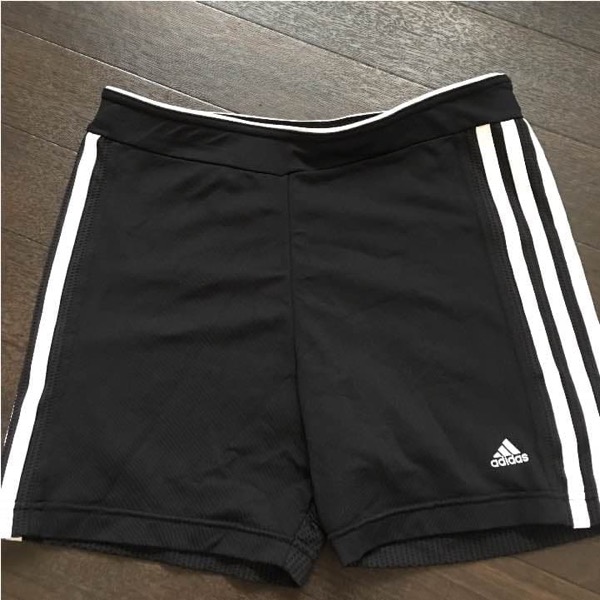 adidas ショートパンツ
