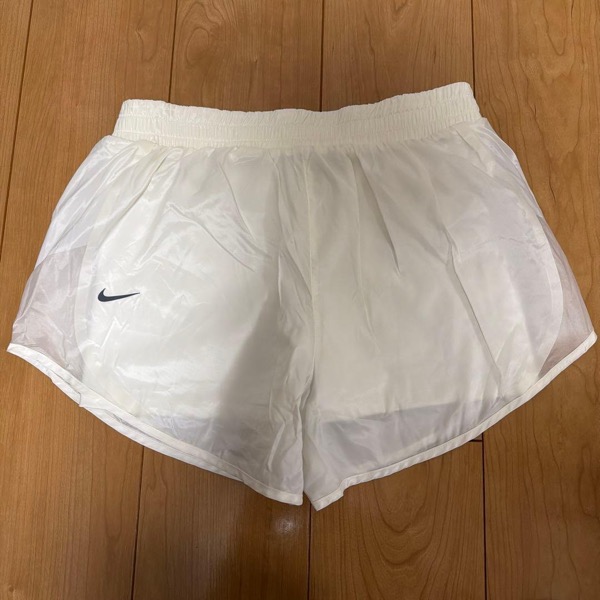 Nike ホワイト ショートパンツ レディース L