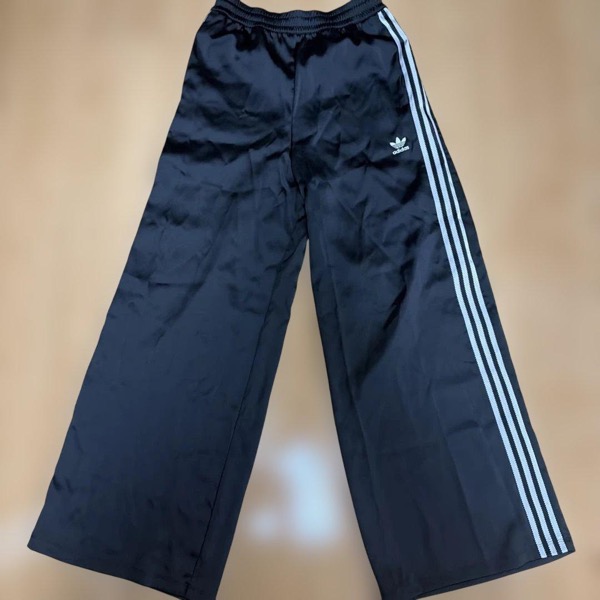 adidas ブラック サテン ワイドパンツ