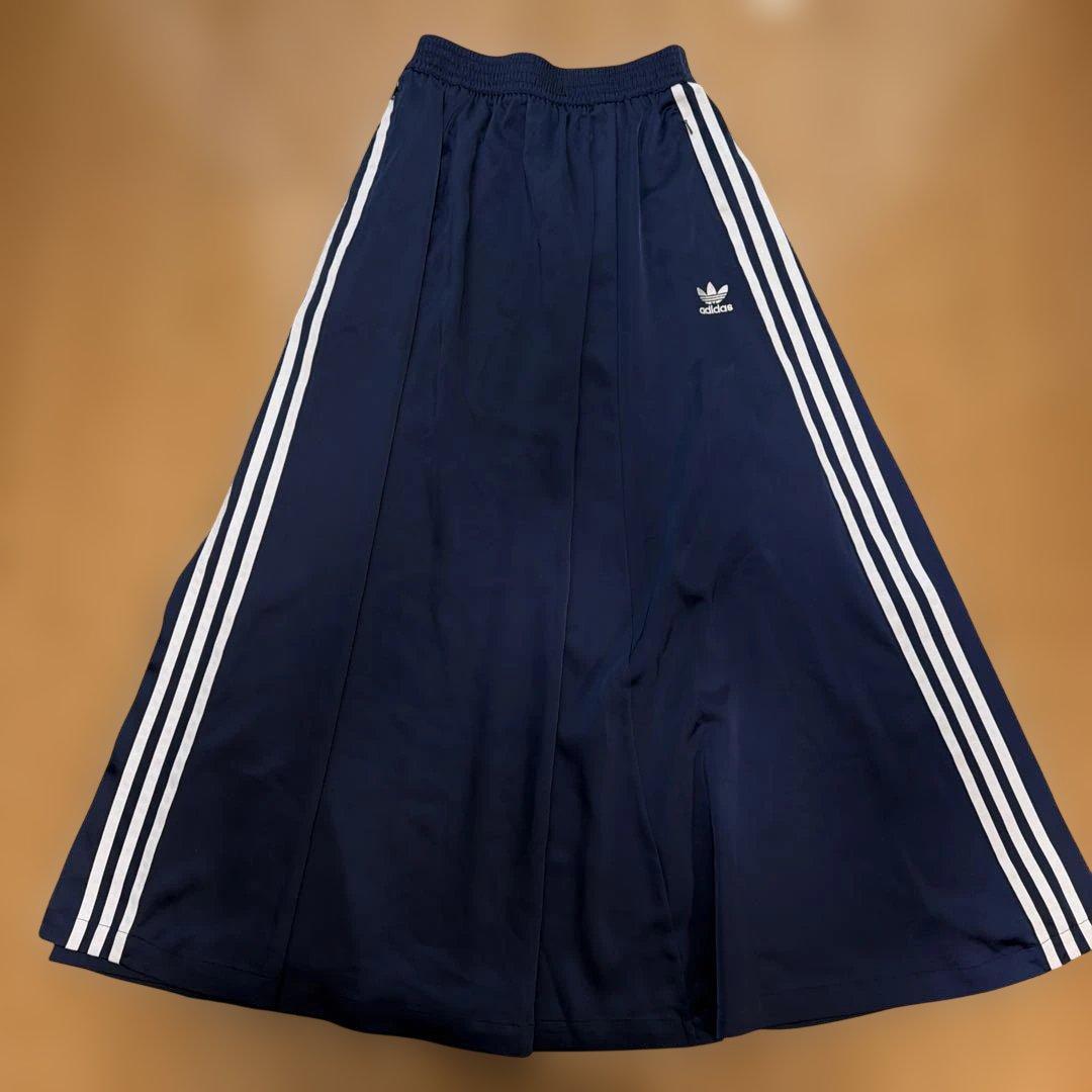 adidas ネイビー サテン フレアスカート S (1/7)