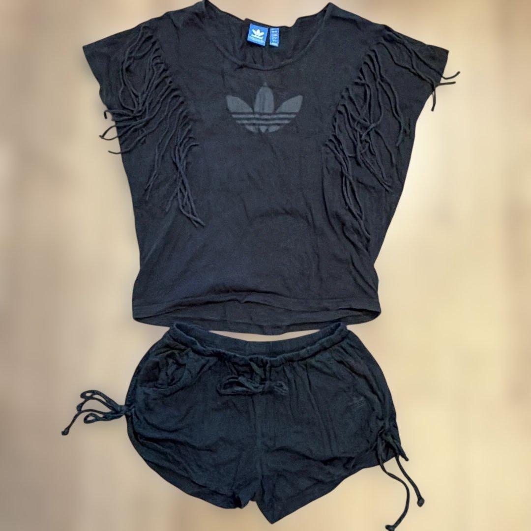 adidas レディース ブラック フリンジ Tシャツ & ショーパン セット (2/6)