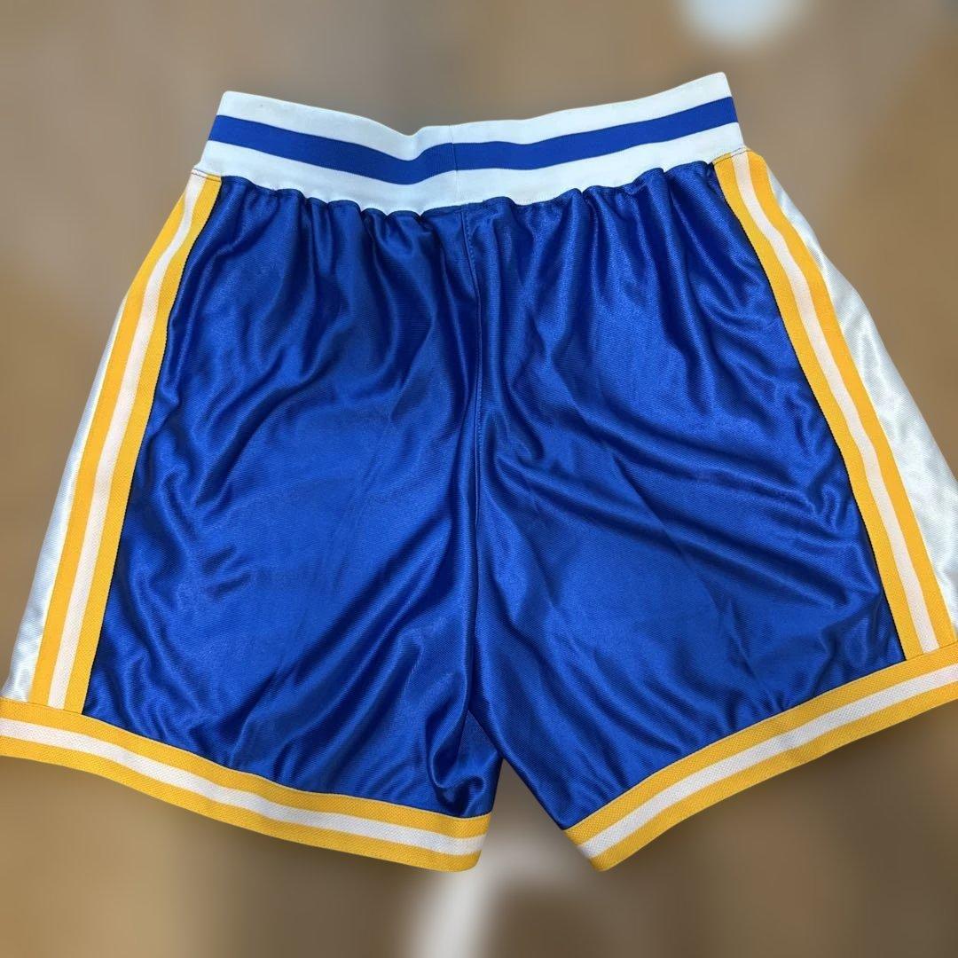 メンズ asics バスケットボールパンツ 青/白/イエロー 光沢 (2/5)