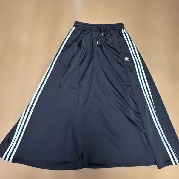 adidas ブラック フレアスカート M