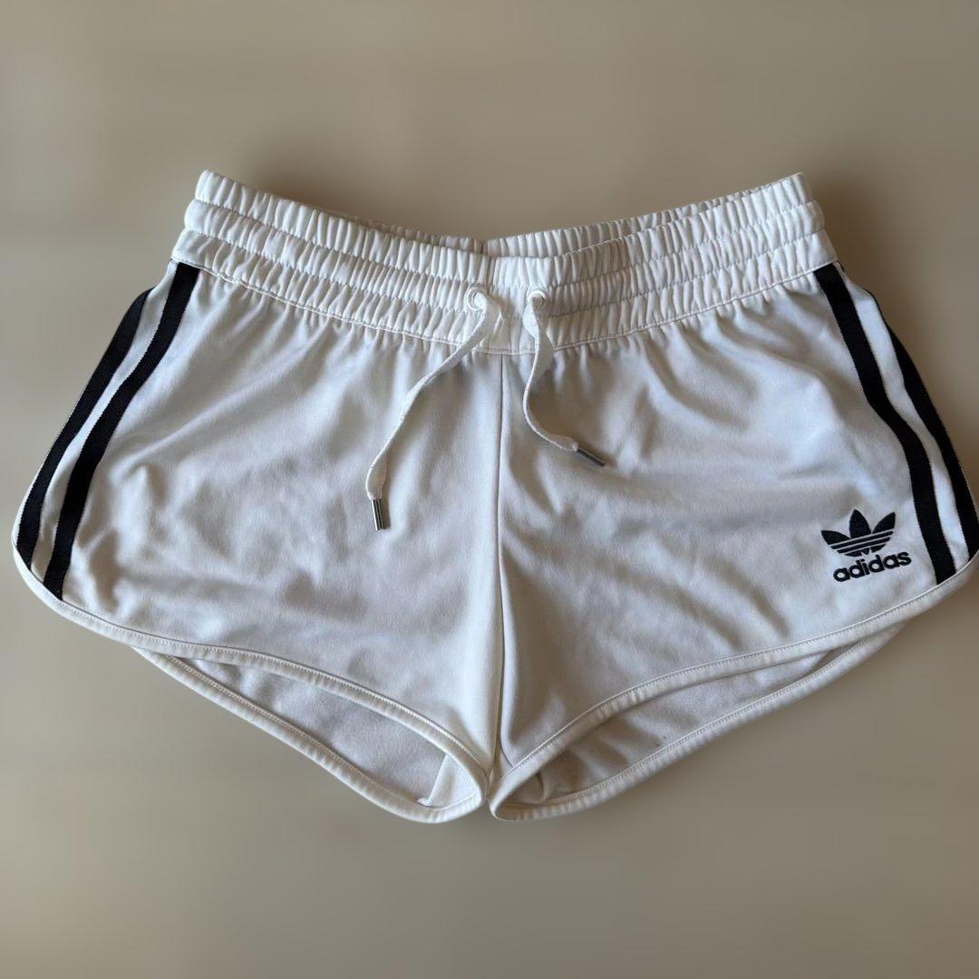 adidas レディース ショートパンツ ホワイト トレフォイル (2/4)
