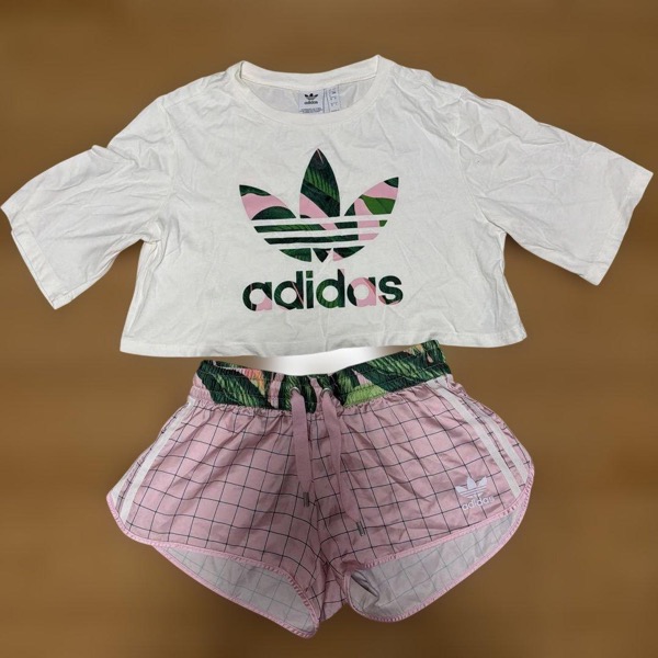 adidas クロップドTシャツ・ショートパンツセット