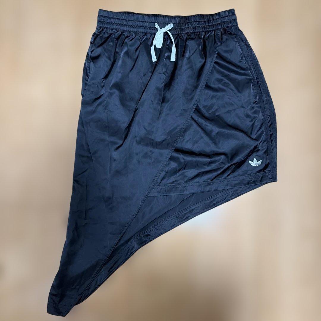 adidas アシンメトリックミニスカート ブラック (1/4)