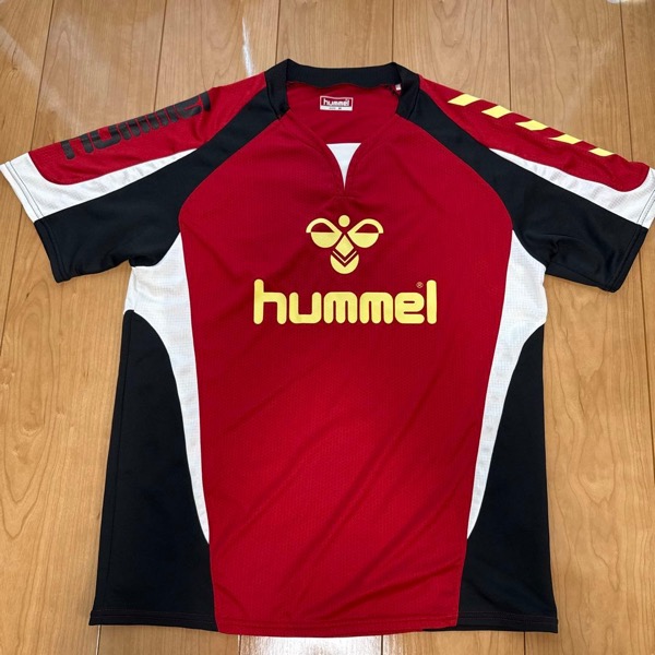 hummel レッド ブラック シャツ M
