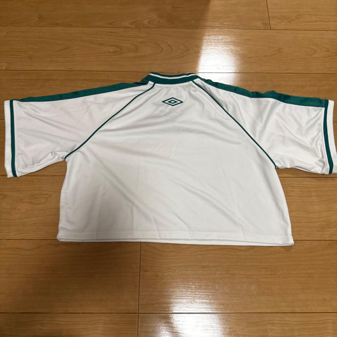 umbro スポーツシャツ 半袖 F ホワイト/グリーン クロップド 韓国 (2/3)